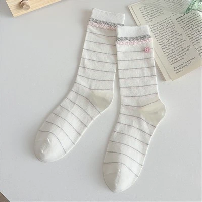 Weiße Crew-Socken bis zur Wadenmitte
